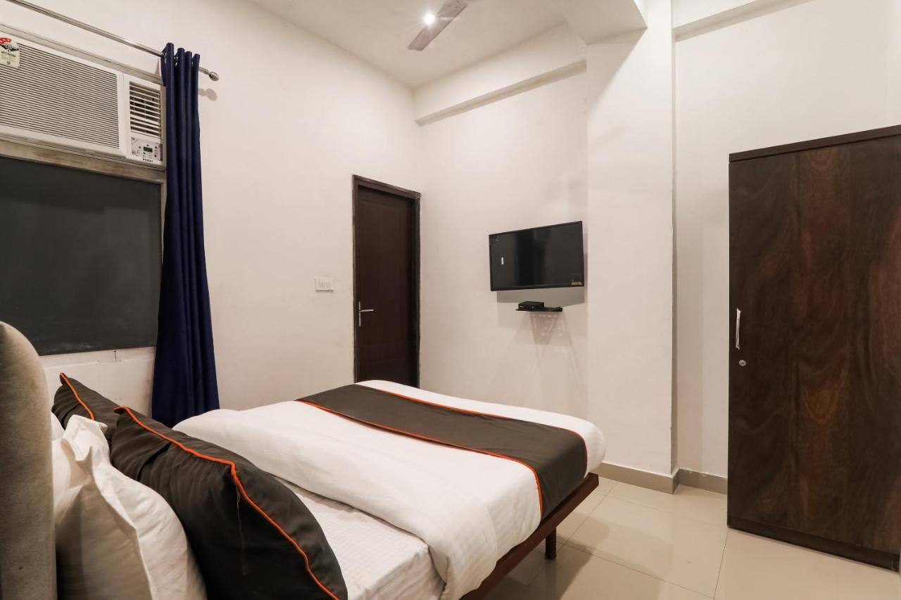 Collection O Insight Near Gomti Riverfront Park 4*